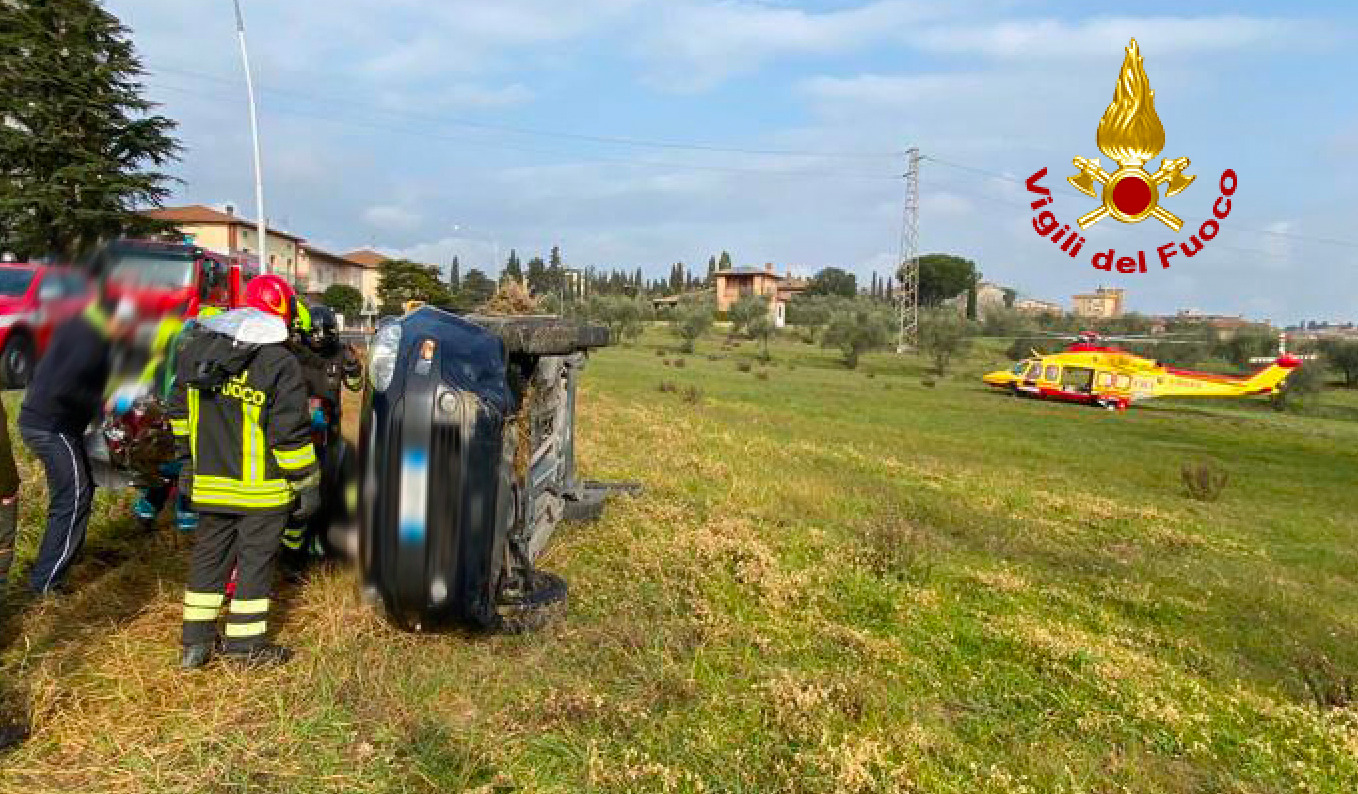 Due Auto Finiscono Fuoristrada Ferite Due Donne Arezzo News L