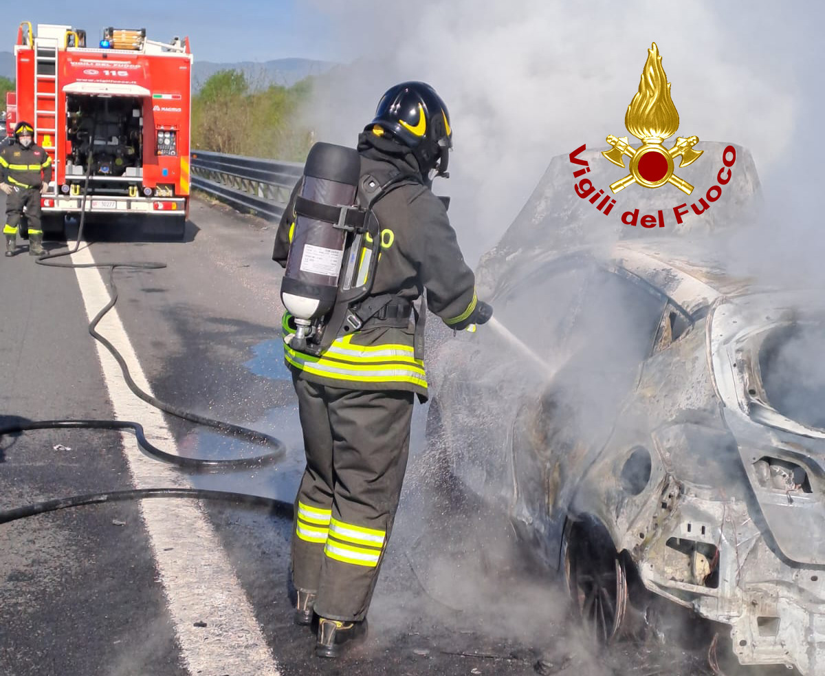 Incidenti Stradali Grave Centauro Minorenne Auto Prende Fuoco Sull